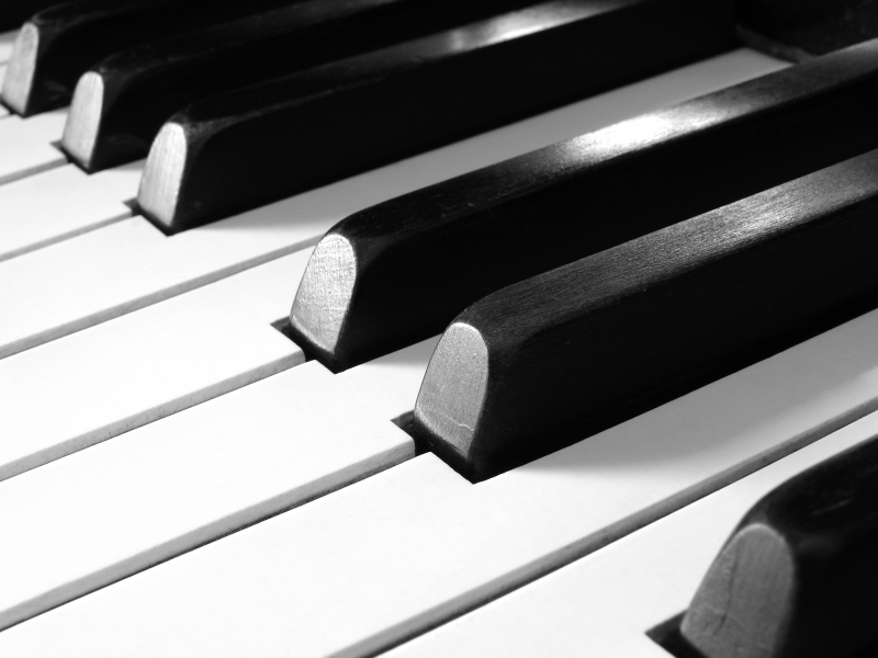 439867-piano-keyboard